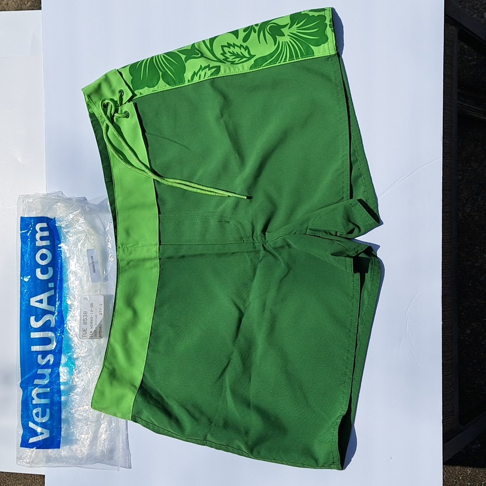 Women's Venus Board Shorts/Swimsuit Cover Shorts Sz 10 Two tone green